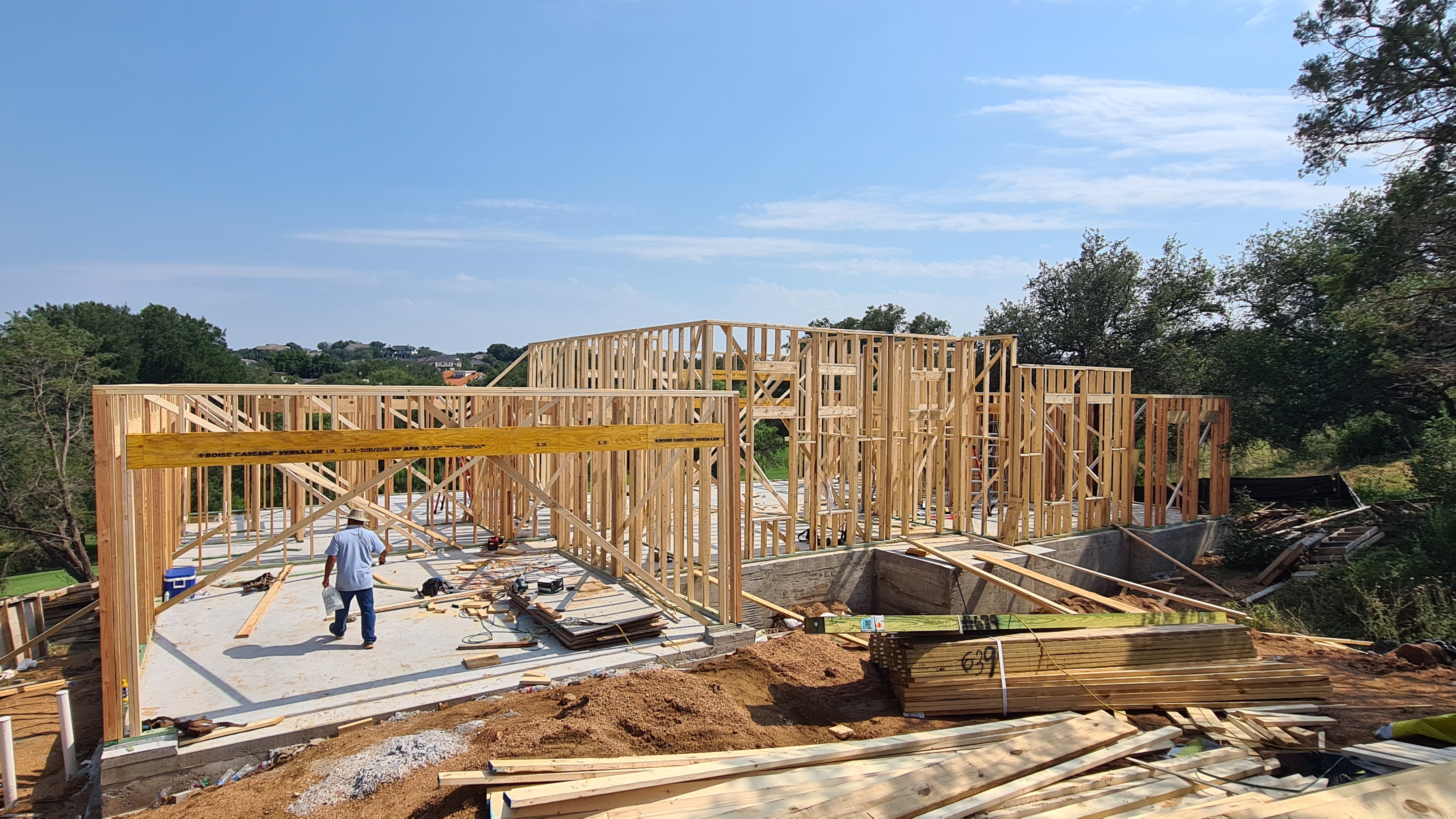 Cantiere di bonifica ambientale con operatori specializzati